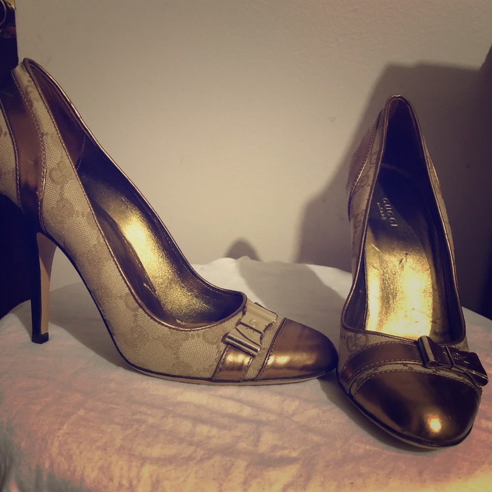 Authentic Gucci print pumps